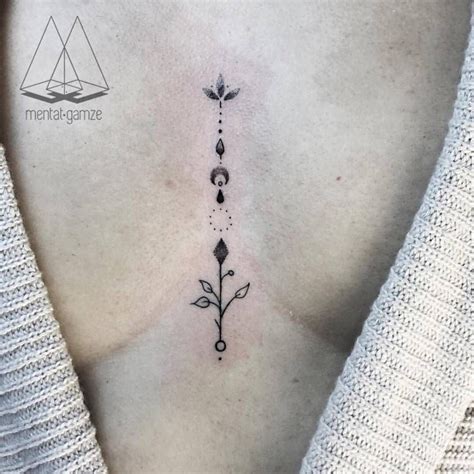 tatuajes entre los pechos significado|Significado del tatuaje en medio de los senos